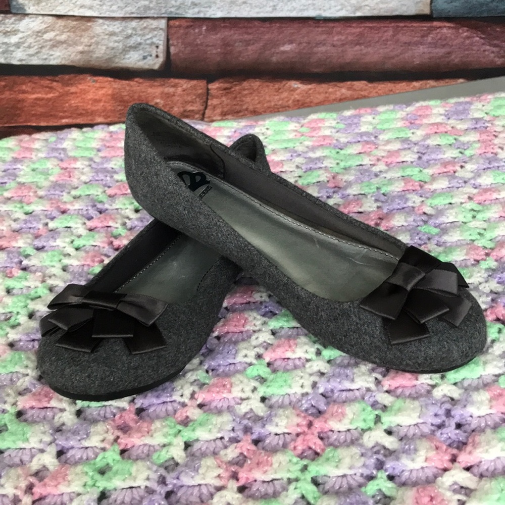 Fergie gray cloth flats